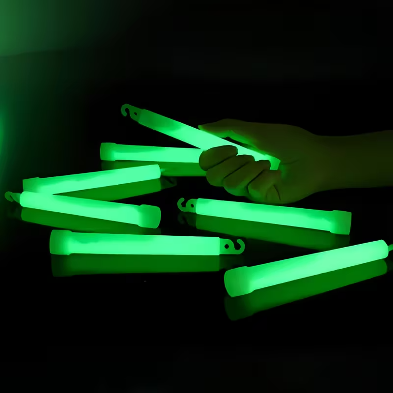 Lighting Wedding Outdoor - 6インチのミニグロースティック、フック付き、蛍光灯、アウトドアキャンプ、軍事緊急事態、パーティーの装飾、コンサートの小道具に最適